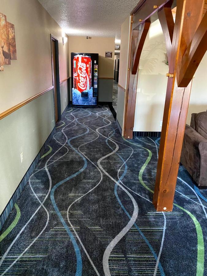 Woodland Inn & Suites Medford Exterior photo